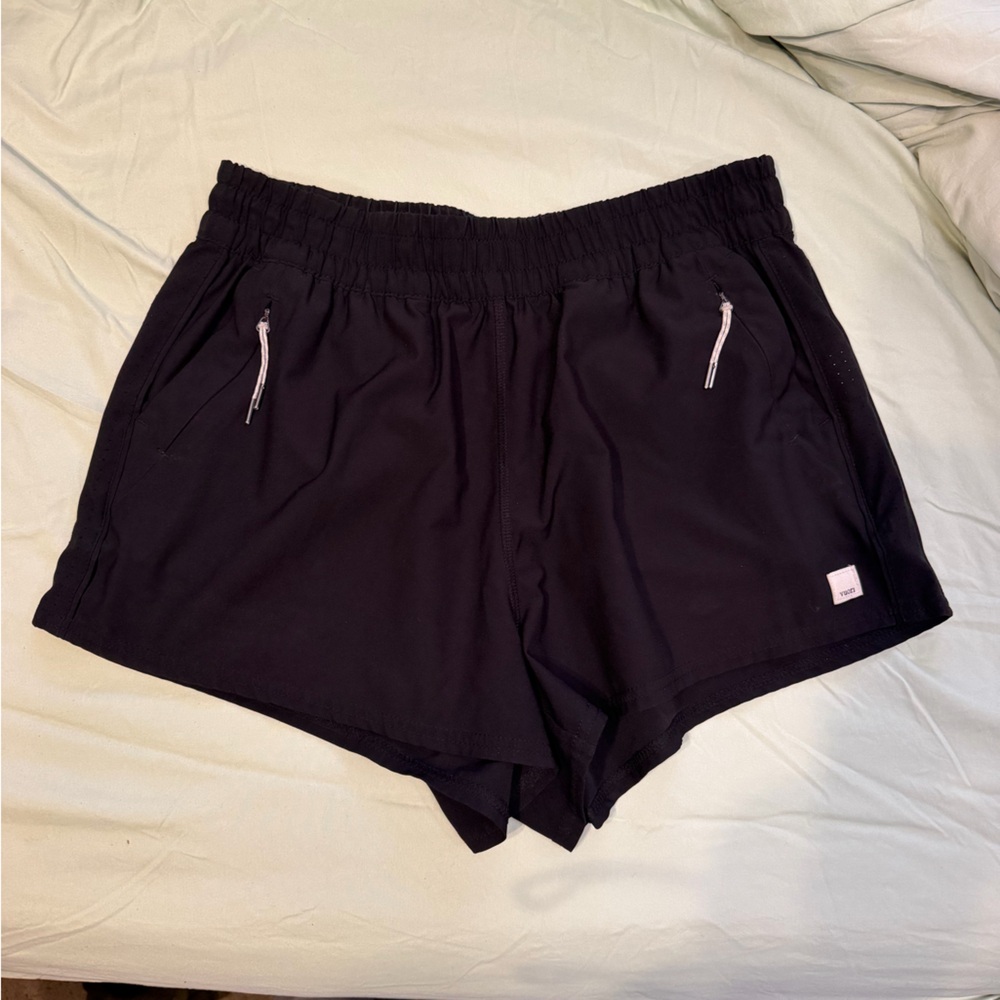 Vuori Black Womens Dash Active Shorts with Zip Pockets size Medium